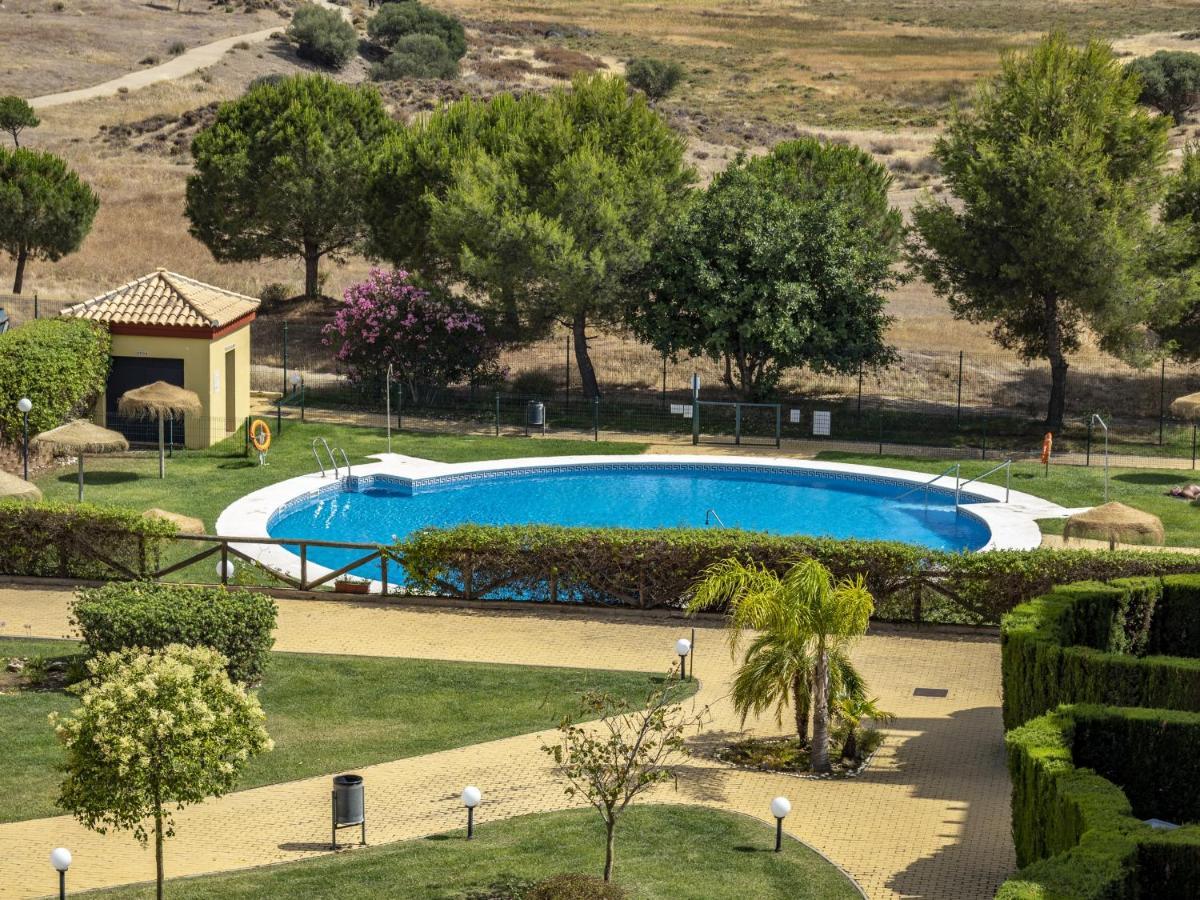 Albatros Golf I By H Ayamonte